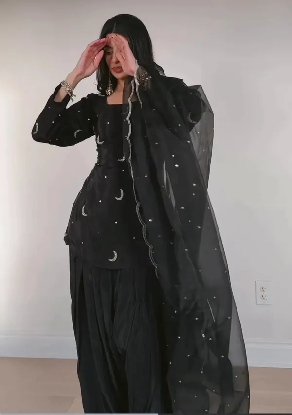 Pure_Silk_Traditional_Motiff_Embroidered_Farshi_Salwar_Suit_Set