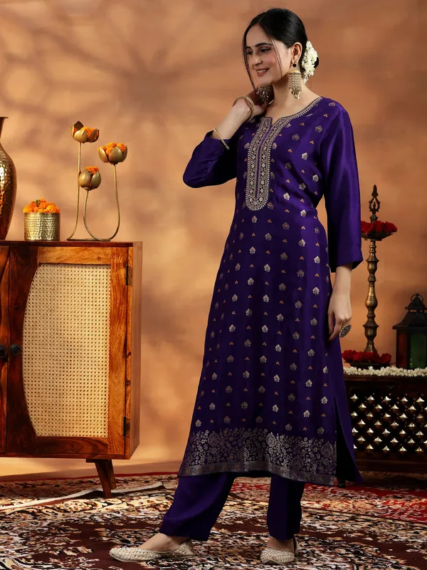 Art_Silk_Woven_Motif_Embroidered_Kurta_Set_With_Banarasi_Dupatta