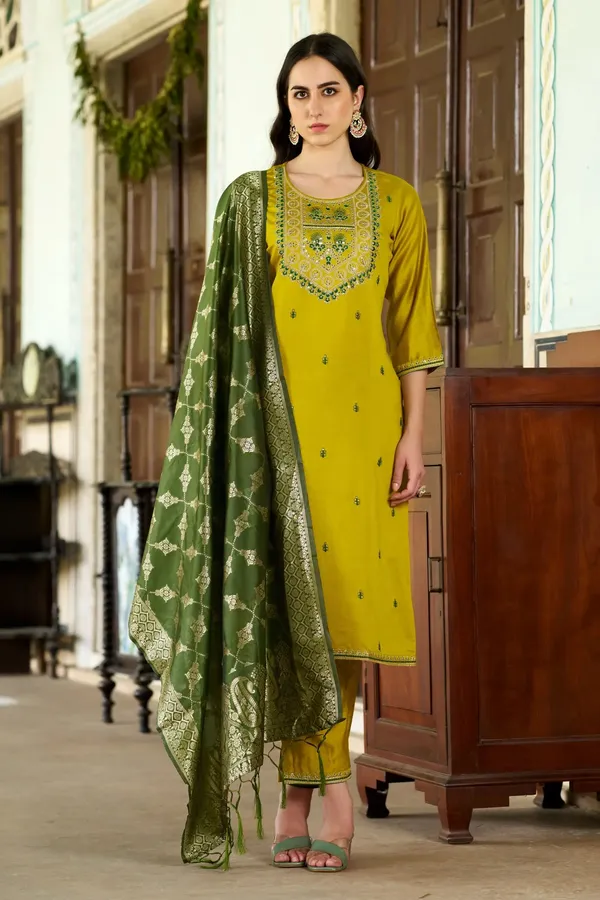 Cotton_Blend_Woven_Motif_Embroidered_Kurta_Set_With_Banarasi_Dupatta
