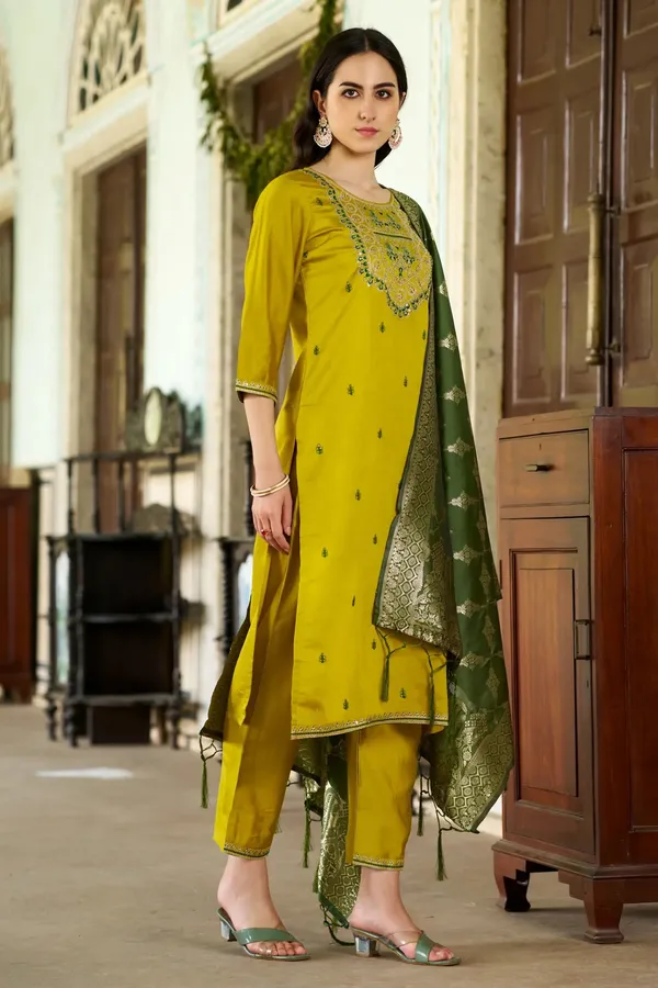 Cotton_Blend_Woven_Motif_Embroidered_Kurta_Set_With_Banarasi_Dupatta