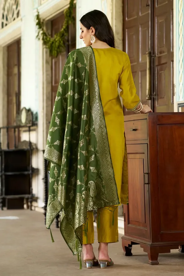 Cotton_Blend_Woven_Motif_Embroidered_Kurta_Set_With_Banarasi_Dupatta