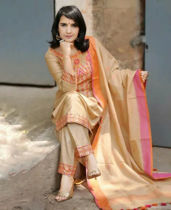 Chiku_Embroidered_Handloom_Cotton_Kurta_pant_and_dupatta_set
