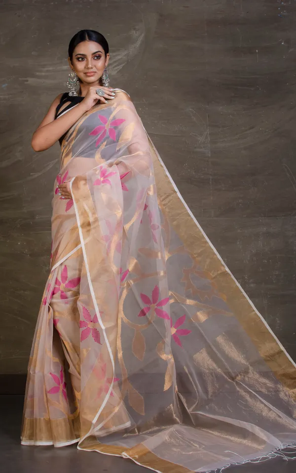 Traditional_Soft_Muslin_Jamdani_Saree_In_Linen_White_Gold_And_Magenta