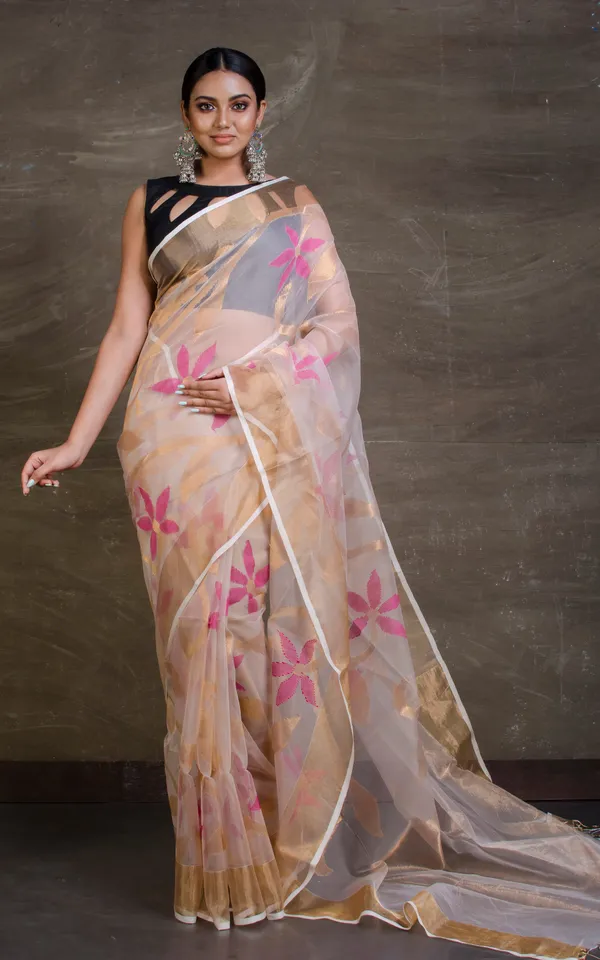 Traditional_Soft_Muslin_Jamdani_Saree_In_Linen_White_Gold_And_Magenta
