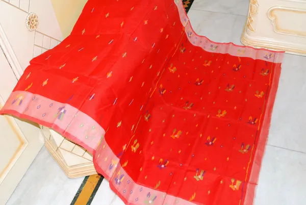 Traditional_Hand_Karat_Work_Cotton_Jamdani_Saree_In_Red_And_Multicolor_Thread_Work