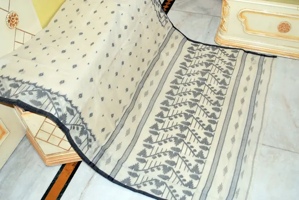 Hand_Karat_Needle_Woven_Work_Pure_Cotton_Bengal_Jamdani_Saree_In_Parchment_White_And_Black
