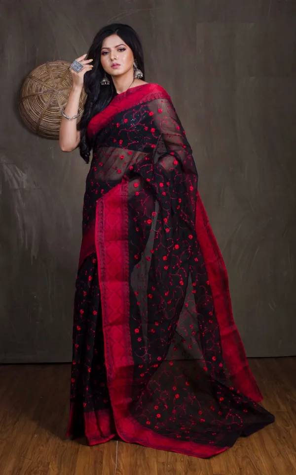 Bengal_Handloom_Cotton_Saree_With_Floral_Jaal_Embroidery_Work_In_Black_And_Red