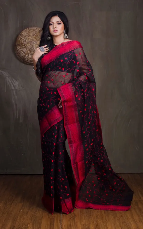 Bengal_Handloom_Cotton_Saree_With_Floral_Jaal_Embroidery_Work_In_Black_And_Red