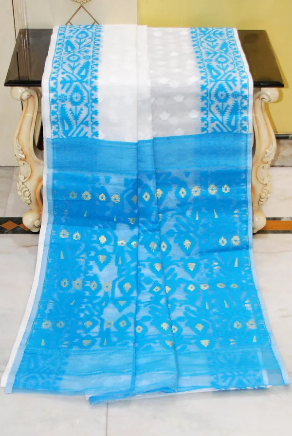 Solapuri_Self_Work_Contrast_Border_Cotton_Muslin_Jamdani_Saree_In_White_Sky_Blue_And_Gold