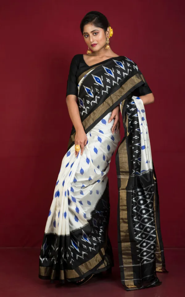Ikkat_Pochampally_Silk_Saree_In_Daisy_White_Deep_Blue_And_Black
