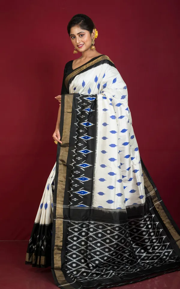 Ikkat_Pochampally_Silk_Saree_In_Daisy_White_Deep_Blue_And_Black