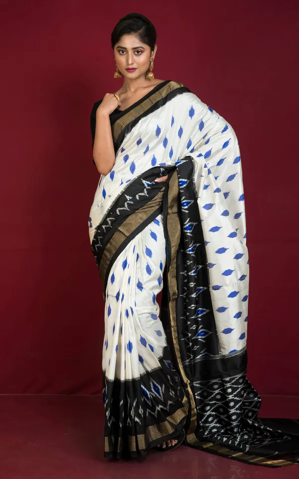 Ikkat_Pochampally_Silk_Saree_In_Daisy_White_Deep_Blue_And_Black