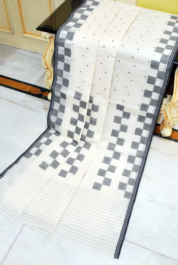 Hand_Woven_Pure_Cotton_Bengal_Jamdani_Saree_In_Warm_White_And_Black_Thread_Work