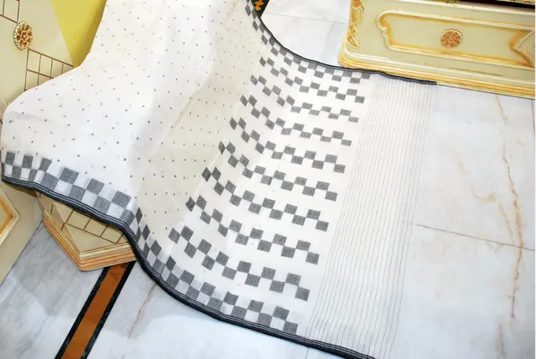 Hand_Woven_Pure_Cotton_Bengal_Jamdani_Saree_In_Warm_White_And_Black_Thread_Work
