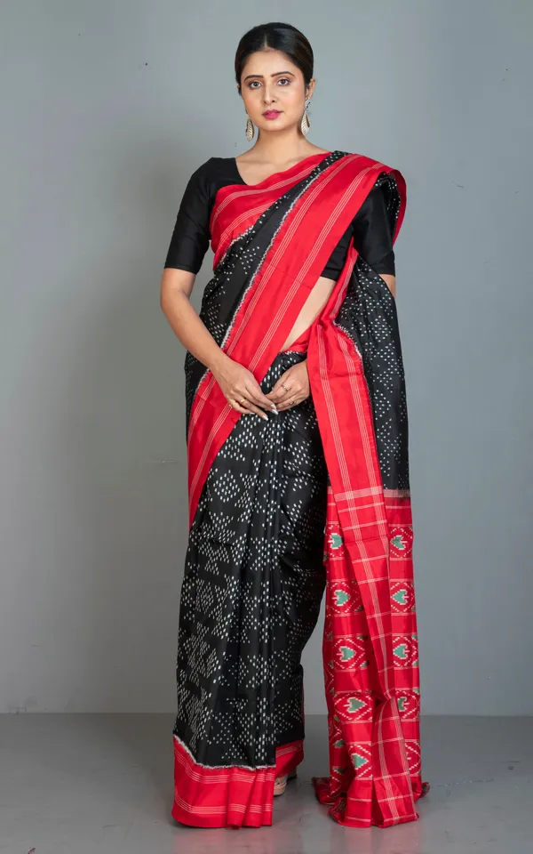 Exclusive_Twill_Ikkat_Pochampally_Silk_Saree_In_Black_Red_Off_White_And_English_Green