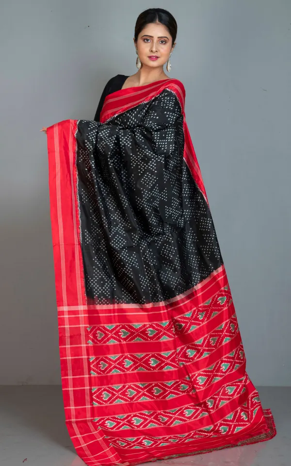 Exclusive_Twill_Ikkat_Pochampally_Silk_Saree_In_Black_Red_Off_White_And_English_Green