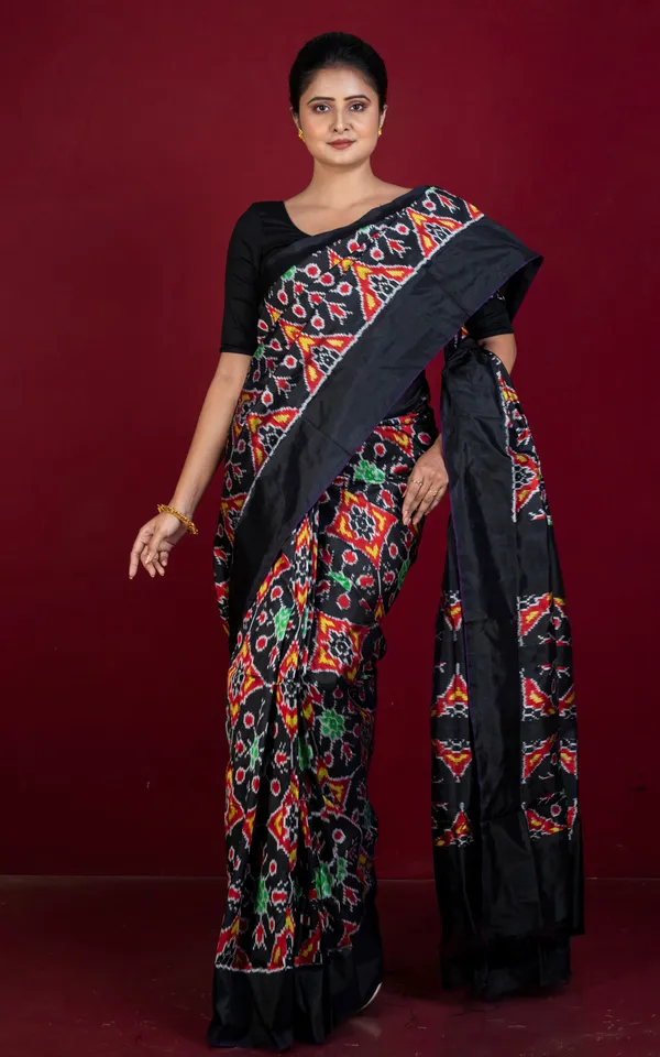 Exclusive_Madathalu_Ikkat_Pochampally_Silk_Saree_In_Black_Red_And_Multicolor