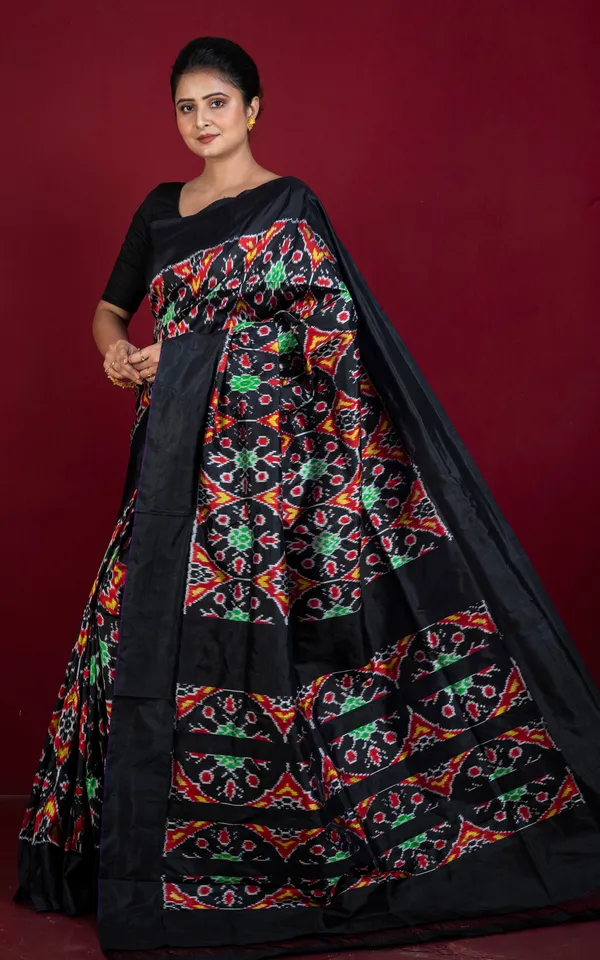 Exclusive_Madathalu_Ikkat_Pochampally_Silk_Saree_In_Black_Red_And_Multicolor