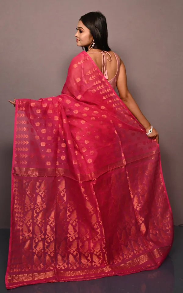 Soft_Woven_Jamdani_Saree_In_Hot_Pink_And_Matt_Golden