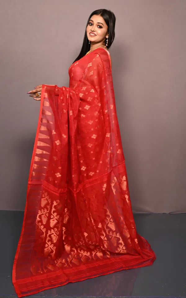 Soft_Woven_Jamdani_Saree_In_Red_And_Antique_Golden