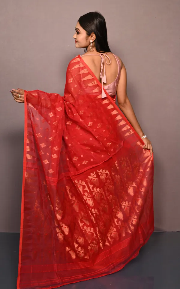 Soft_Woven_Jamdani_Saree_In_Red_And_Antique_Golden