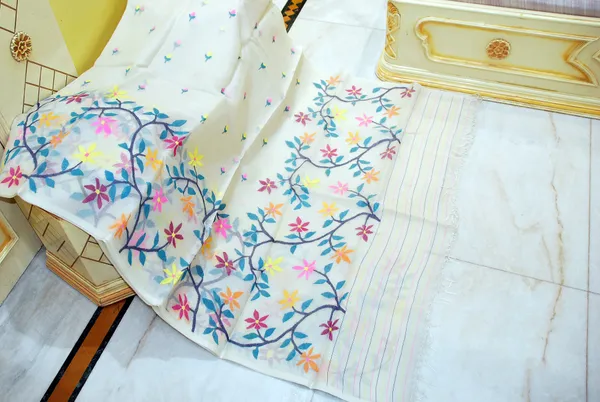 Premium_Quality_Hand_Woven_Floral_Jasmine_And_Leaf_Nakshi_Work_Muslin_Silk_Dhakai_Jamdani_Saree_In_Off_White_Teal_Blue_And_Multicolor