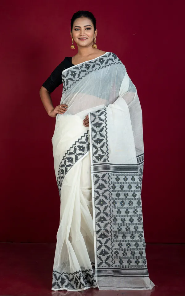 Designer_Body_Plain_With_Woven_Jamdani_Border_And_Pallu_Cotton_Muslin_Saree_In_Off_White_And_Black