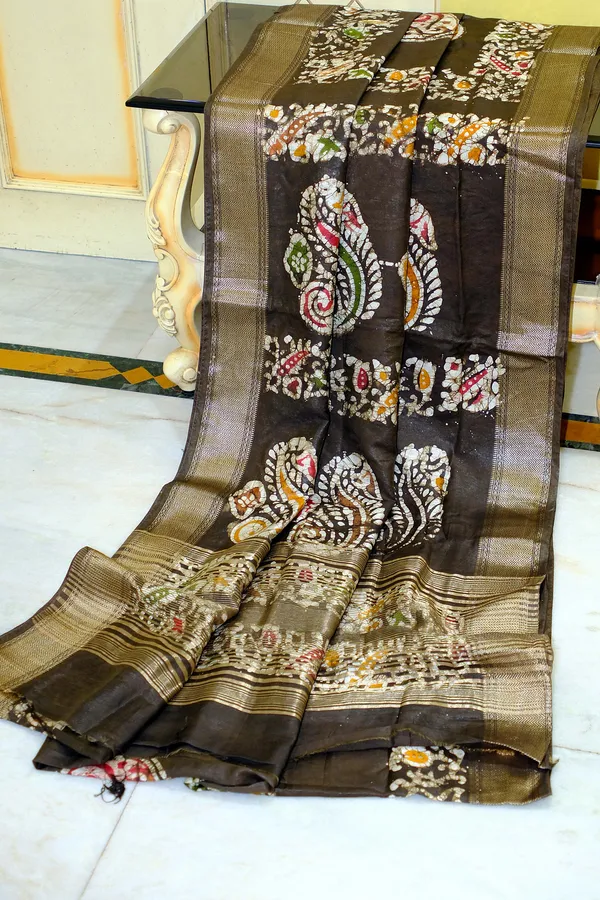 Printed_Batik_Soft_Chanderi_Silk_Saree_In_Wood_Bark_Brown_Beige_And_Multicolor