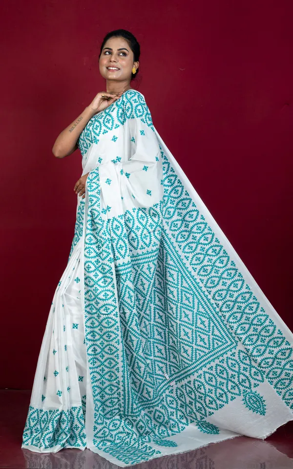 Hand_Embroidery_Kutch_Work_Blended_Bangalore_Silk_Saree_In_White_And_Teal_Green_Thread_Work