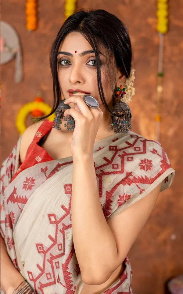 Tantuja_Inspired_Traditional_Karat_Needle_Nakshi_Jaal_Work_Soft_Jamdani_Saree_In_Beige_Red_And_Matte_Golden