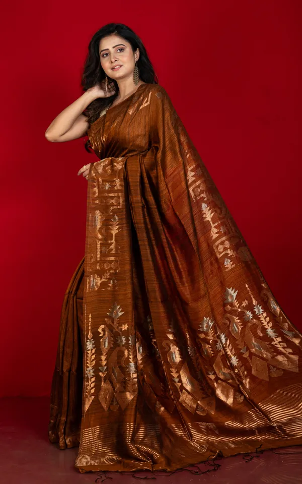 Premium_Quality_Double_Warp_Pure_Matka_Silk_Jamdani_Saree_In_Raw_Umber_Antique_Gold_And_Antique_Silver