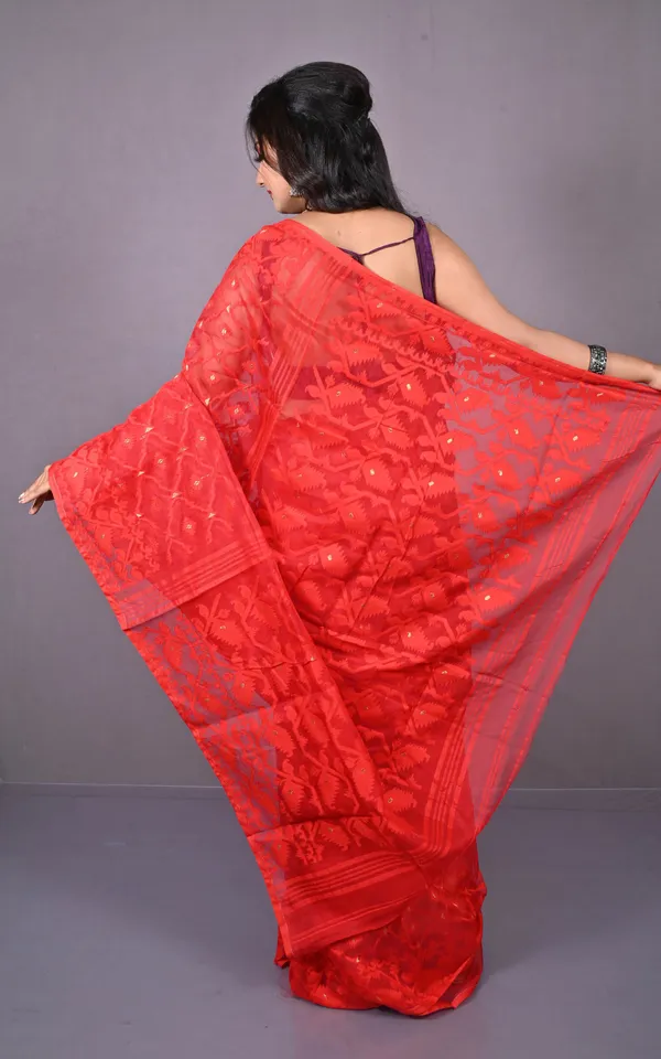 Traditional_Cotton_Muslin_Soft_Jamdani_Saree_In_Bright_Red_And_Gold