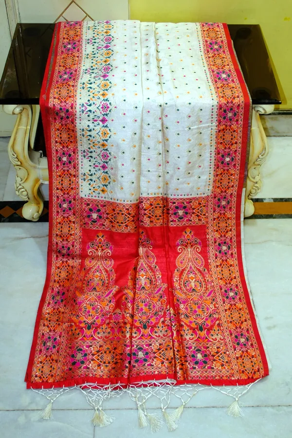 Position_Print_Mianakri_Thread_Work_Designer_Soft_Kani_Silk_Saree_In_Off_White_Red_And_Multicolor