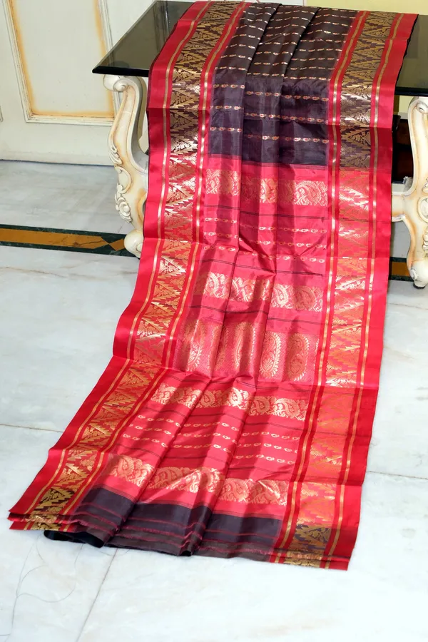 Bishnupuri_Open_Border_Crowned_Temple_Nakshi_Motif_Work_With_Paisley_Meenakari_Hazar_Butta_Pure_Katan_Silk_Saree_In_Dark_Wine_Falu_Red_And_Matt_Gold