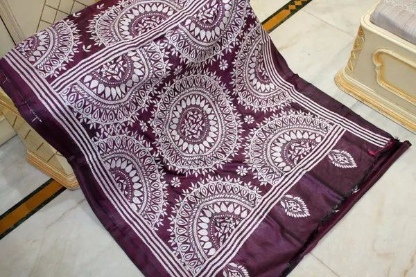 Hand_Embroidery_Blended_Silk_Kantha_Work_Saree_In_Wine_And_Off_White_Thread_Work