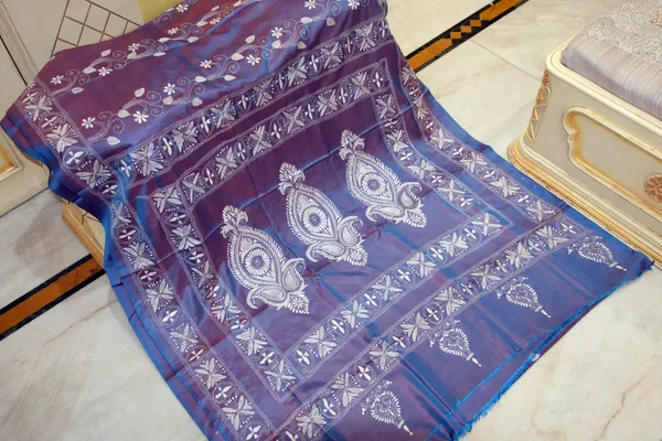 Hand_Embroidery_Kantha_Stitch_Work_Blended_Silk_Saree_In_Copper_Rose_And_Off_White
