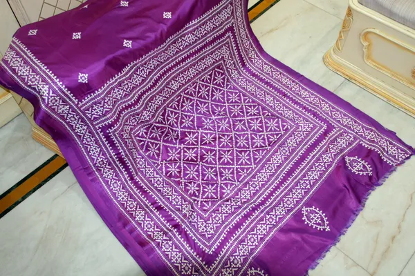 Hand_Embroidery_Kutch_Work_Blended_Bangalore_Silk_Saree_In_Royal_Heath_And_Off_White_Thread_Work