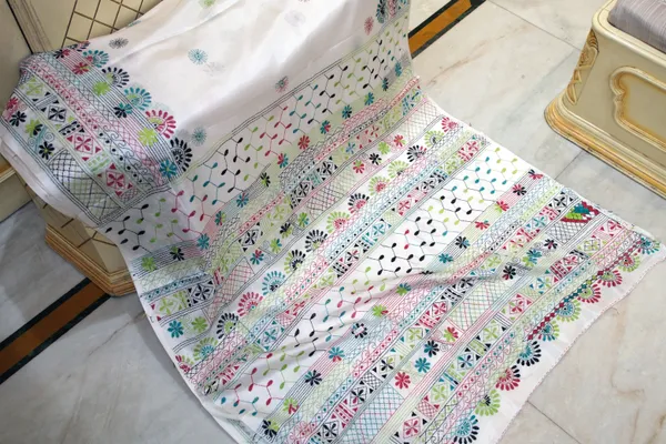 Hand_Embroidery_Lambani_Stitch_Work_Blended_Silk_Saree_In_Off_White_Rama_Green_And_Multicolor