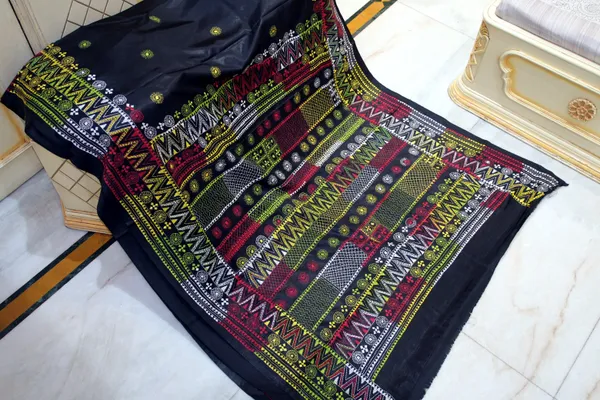 Hand_Embroidery_Lambani_Stitch_Work_Blended_Silk_Saree_In_Black_Red_And_Multicolor
