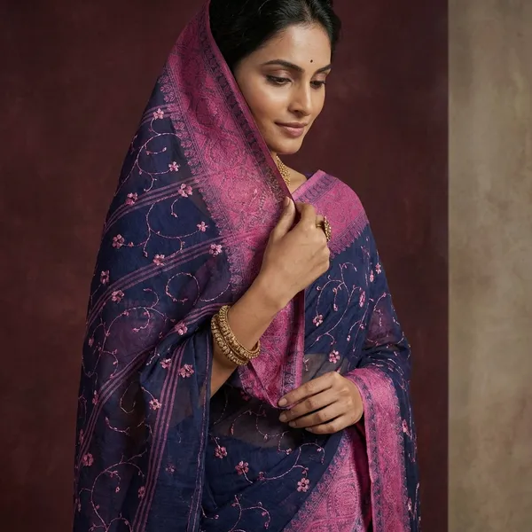 Bengal_Handloom_Cotton_Saree_With_Floral_Jaal_Embroidery_Work_In_Midnight_Blue_And_Pink