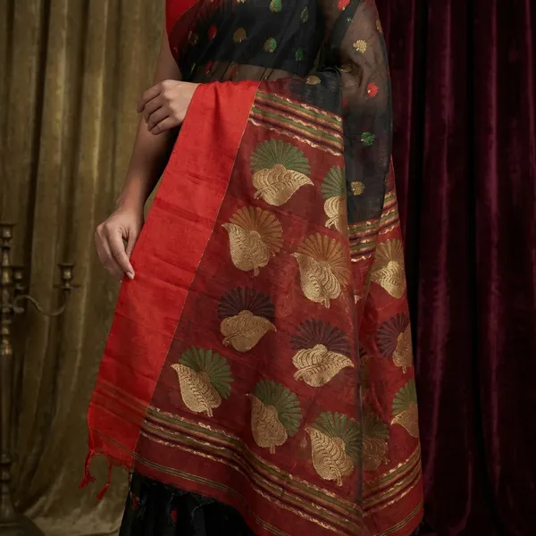 Blended_Cotton_Silk_Jamdani_Saree_In_Black_Red_Green_And_Antique_Gold