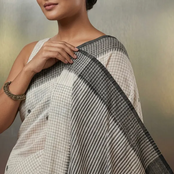 Medium_Size_Thread_Nakshi_Border_Premium_Quality_Bengal_Handloom_Self_Micro_Check_Cotton_Saree_In_Off_White_And_Black