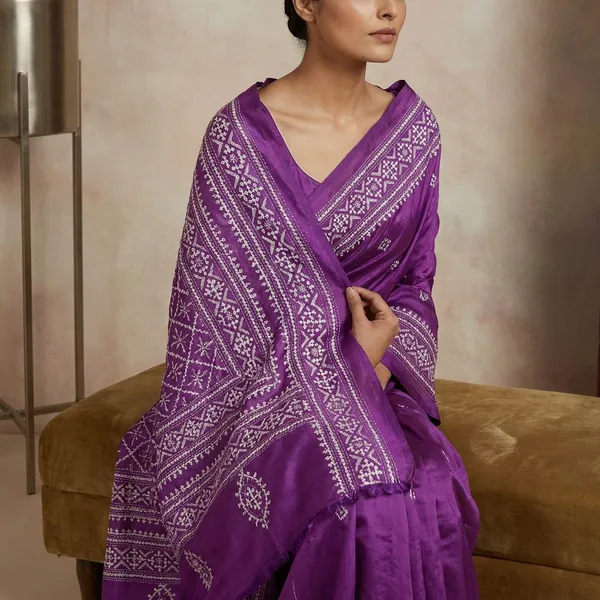 Hand_Embroidery_Kutch_Work_Blended_Bangalore_Silk_Saree_In_Royal_Heath_And_Off_White_Thread_Work