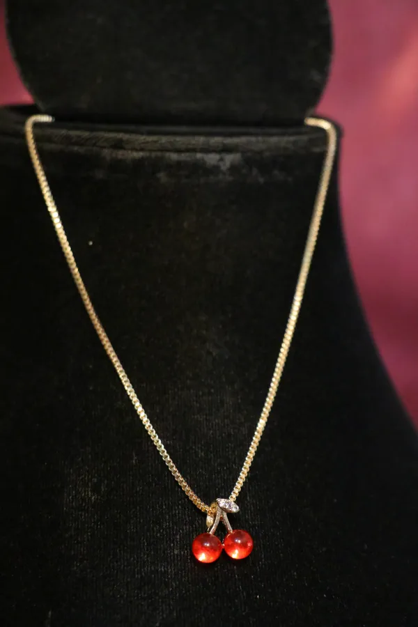 Red_Alloy_Pendant_Necklace_For_Women