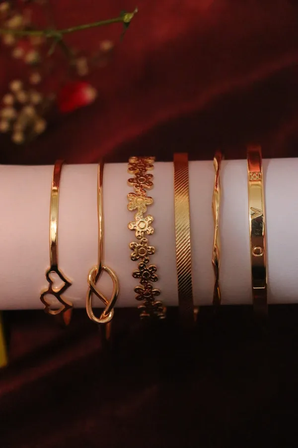 Golden_Alloy_Bangle_Set_For_Women