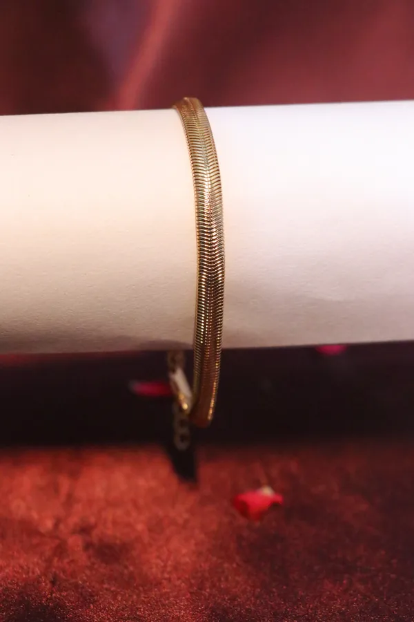 Golden_Alloy_Chain_Bracelet_For_Women
