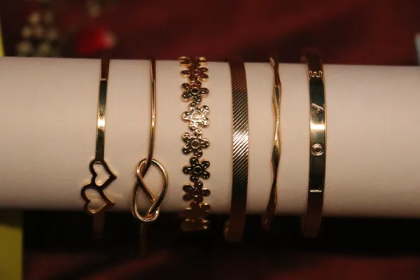 Golden_Alloy_Bangle_Set_For_Women