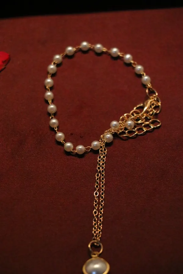 Golden_Alloy_Charm_Bracelet_For_Women