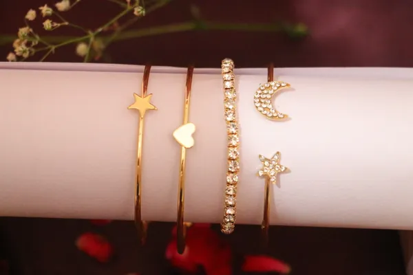 Golden_Alloy_Bracelet_Set_For_Women