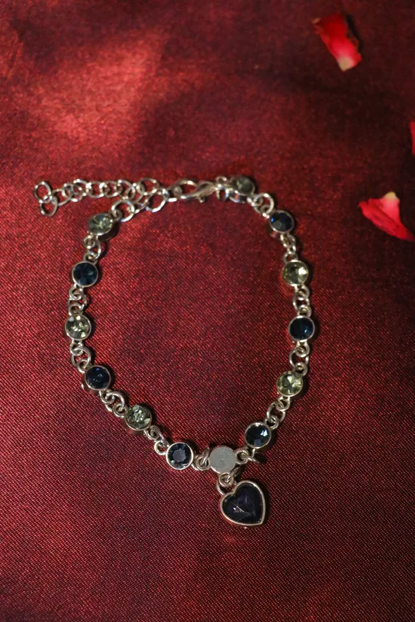 Golden_Alloy_Bracelet_For_Women